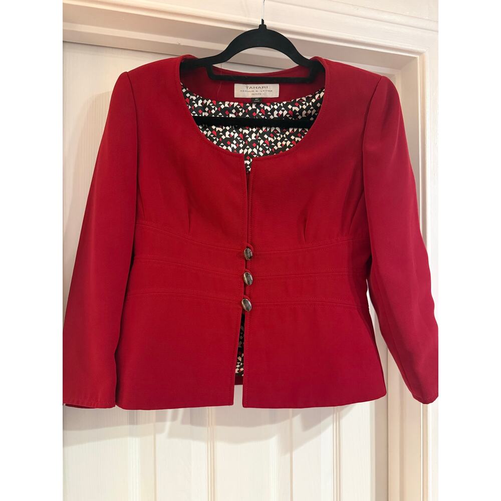 🔥 Tahari Arthur S. Levine Cherry Red Cropped Blazer 🔥
Petite Size 4P